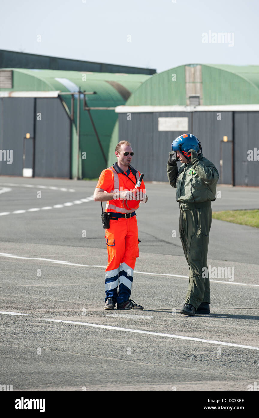 Marshaller e militare pilota di elicottero all'aeroporto Foto Stock