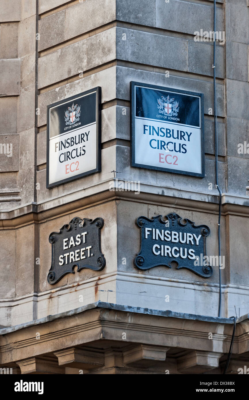 Finsbury Circus segnali stradali vecchi e nuovi,città di Londra EC2 UK. Foto Stock