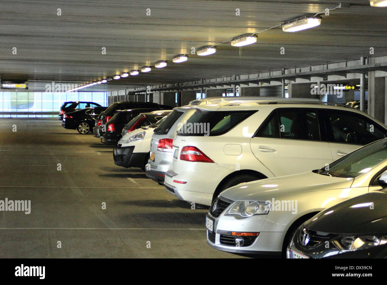 Automobili in indoor parkinglot all aeroporto Foto Stock