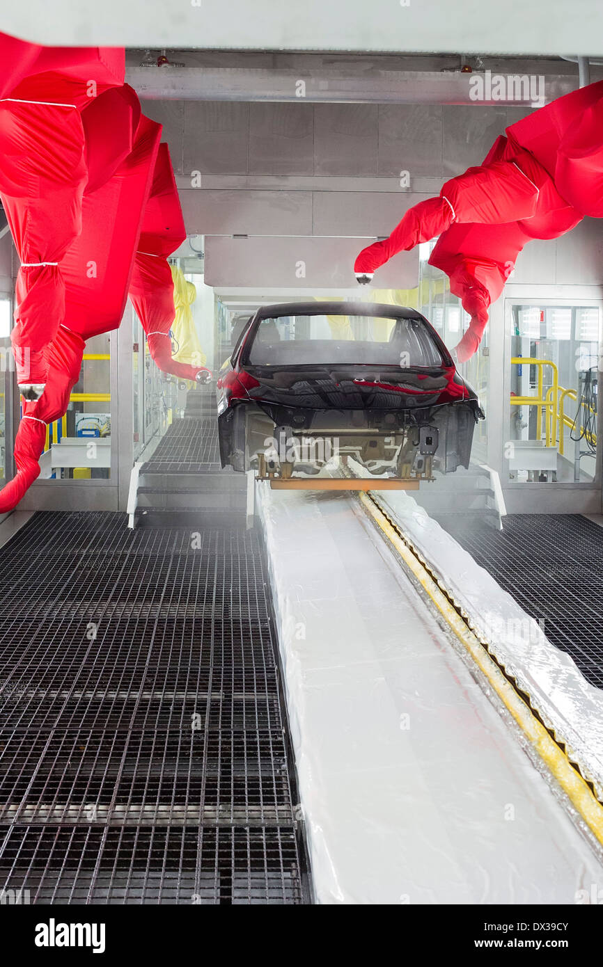 Robot dipingere un corpo vettura in Paint shop a Chrysler's Sterling Heights impianto di assemblaggio Foto Stock