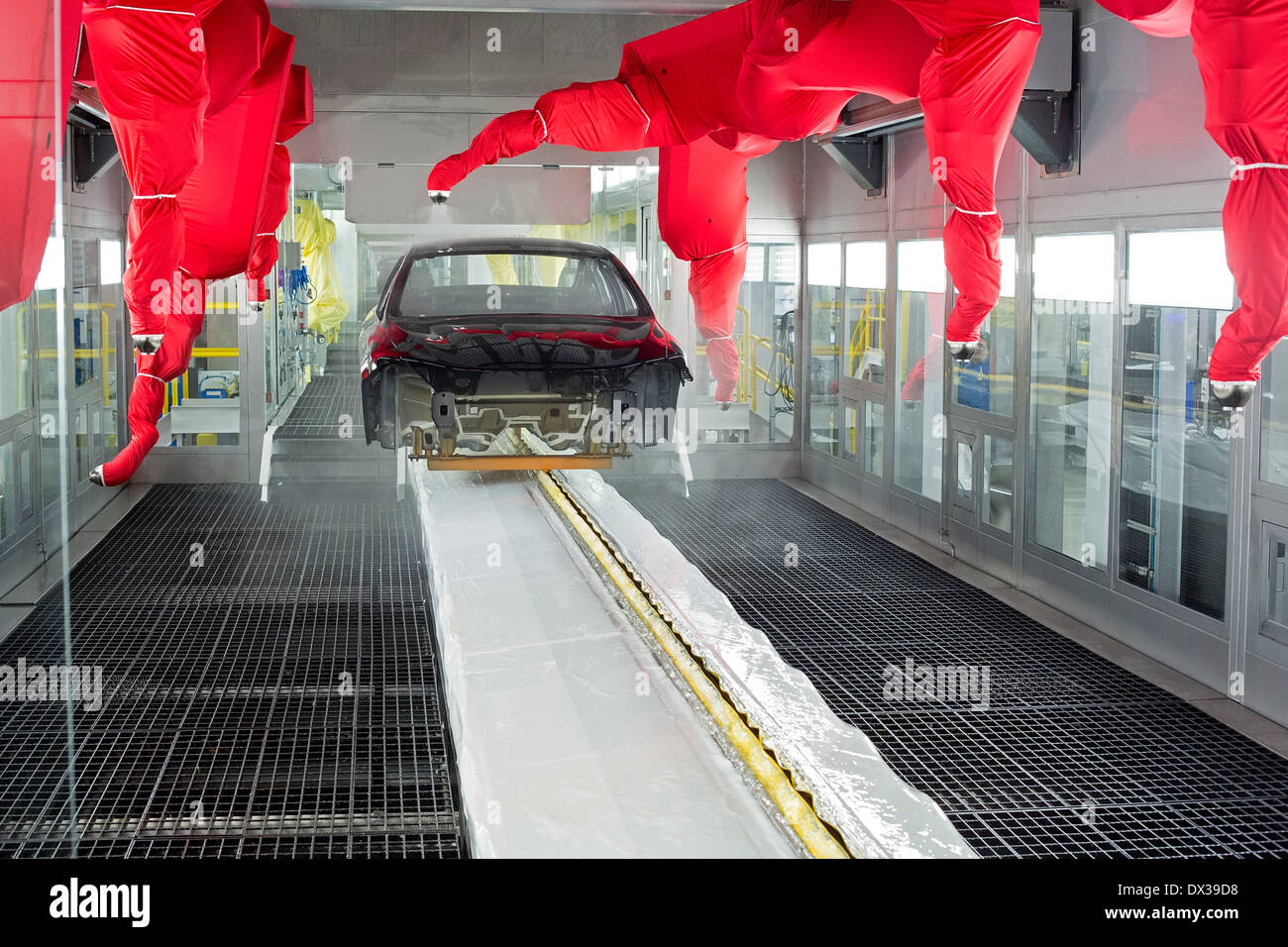 Robot dipingere un corpo vettura in Paint shop a Chrysler's Sterling Heights impianto di assemblaggio Foto Stock
