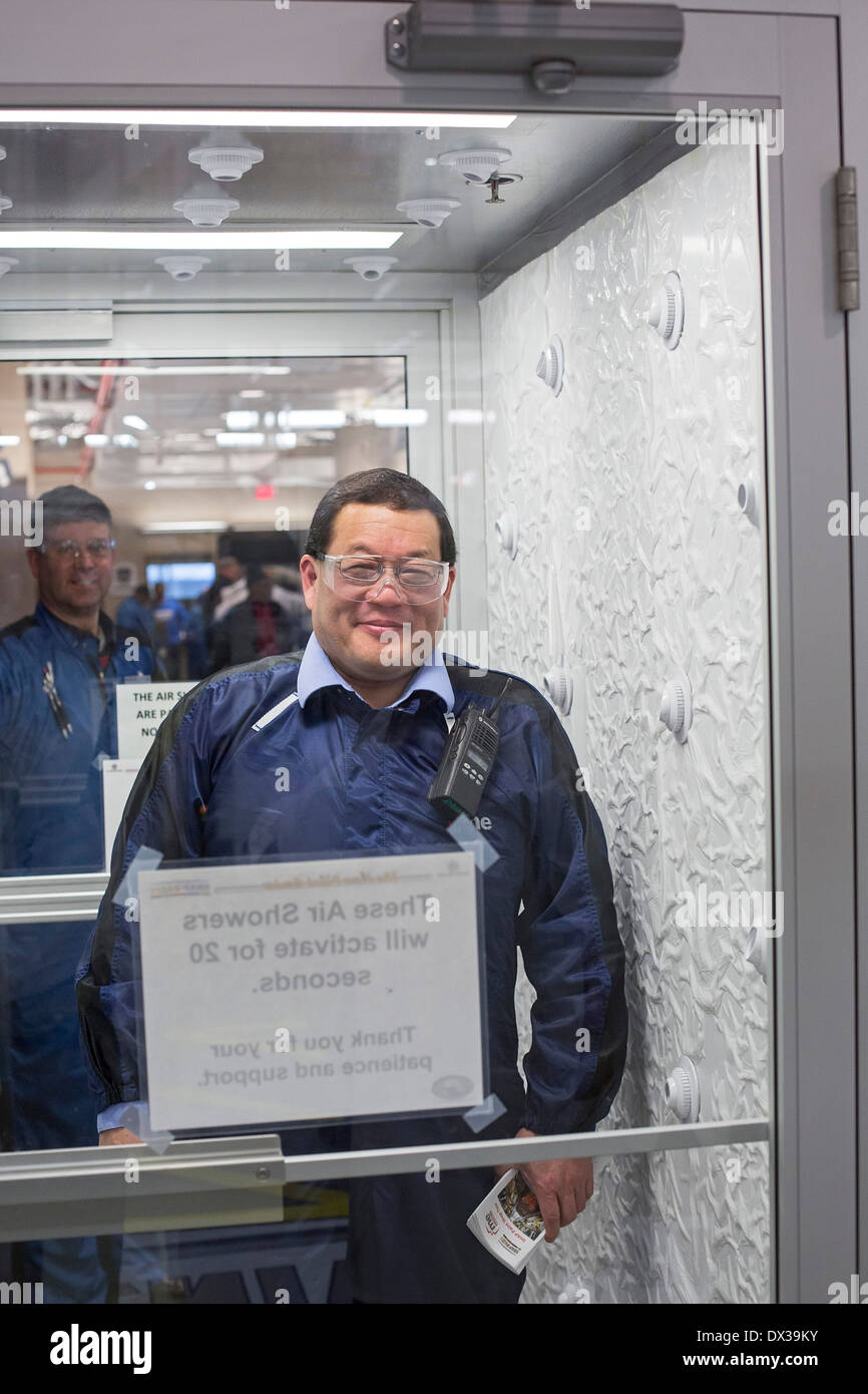 Un lavoratore tiene un 'air doccia' prima di entrare nel negozio di vernice a Chrysler's Sterling Heights impianto di assemblaggio. Foto Stock