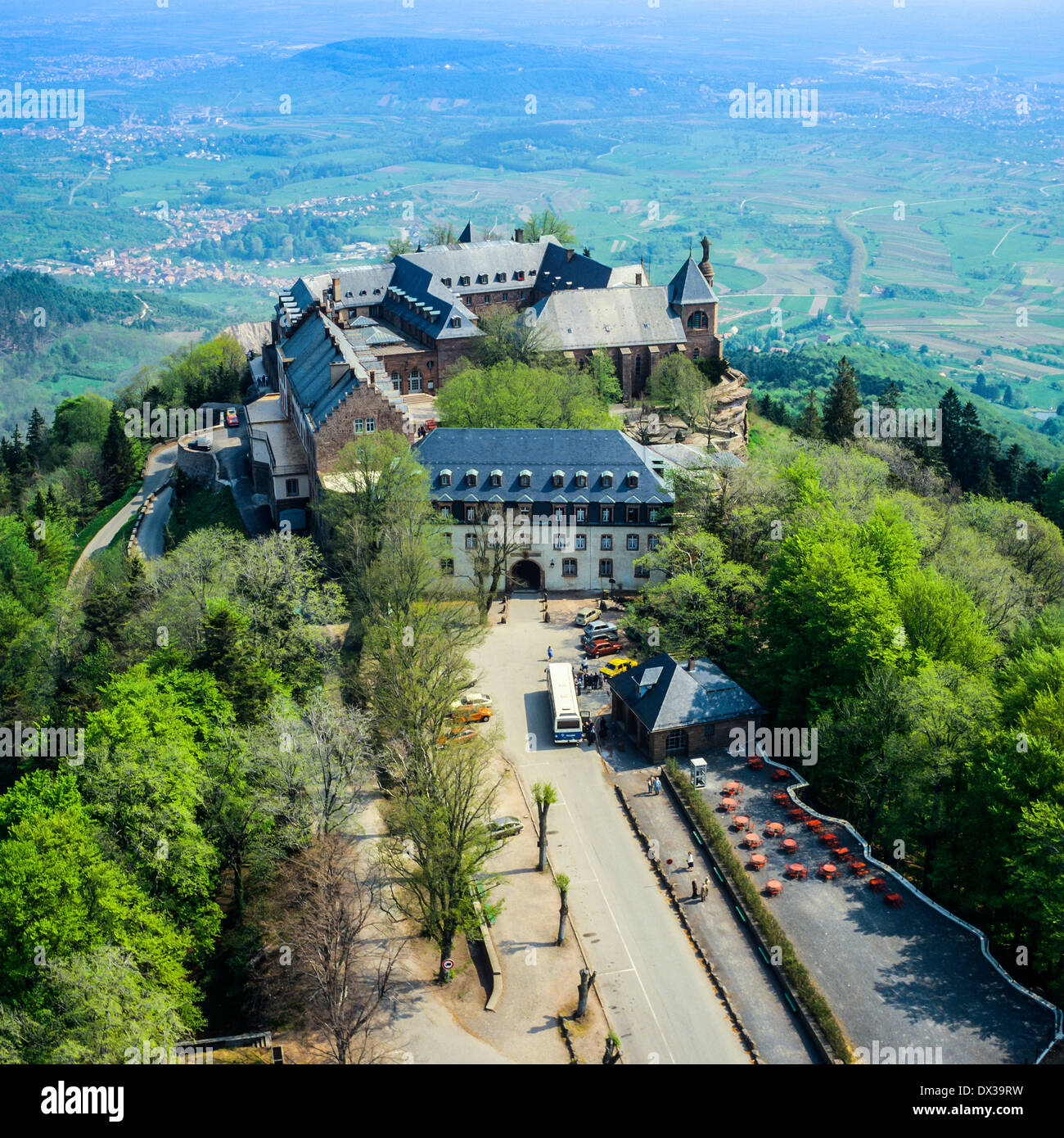 Vista aerea del Mont Sainte-Odile convento e pellegrinaggio Alsace Francia Europa Foto Stock