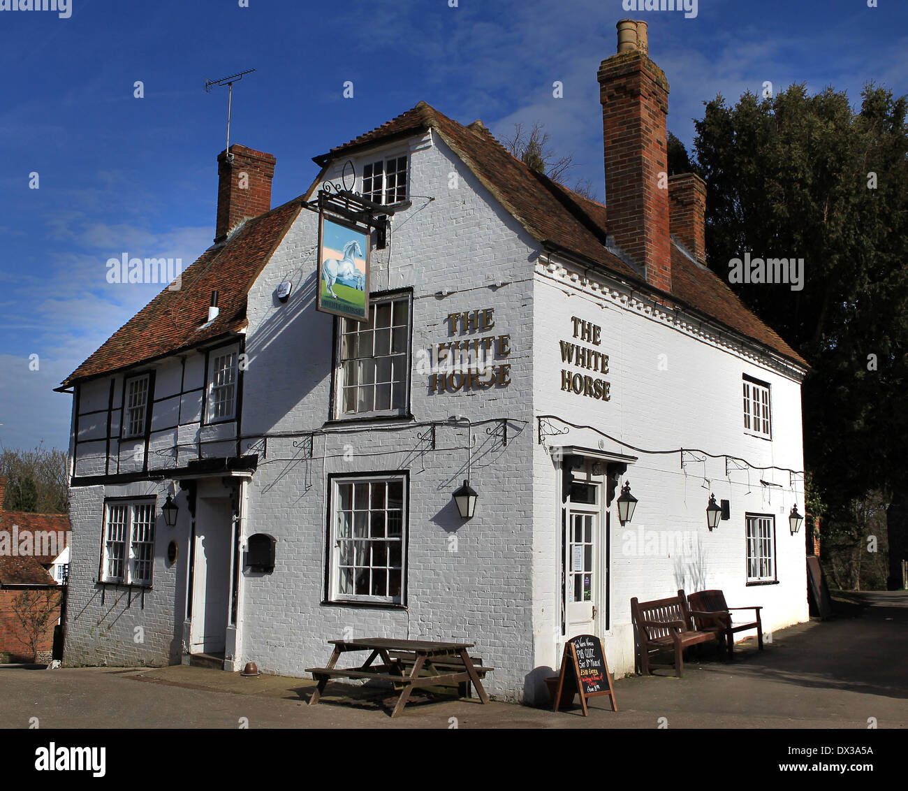 Il White Horse pub in una giornata di sole, Chilham, Kent Foto Stock