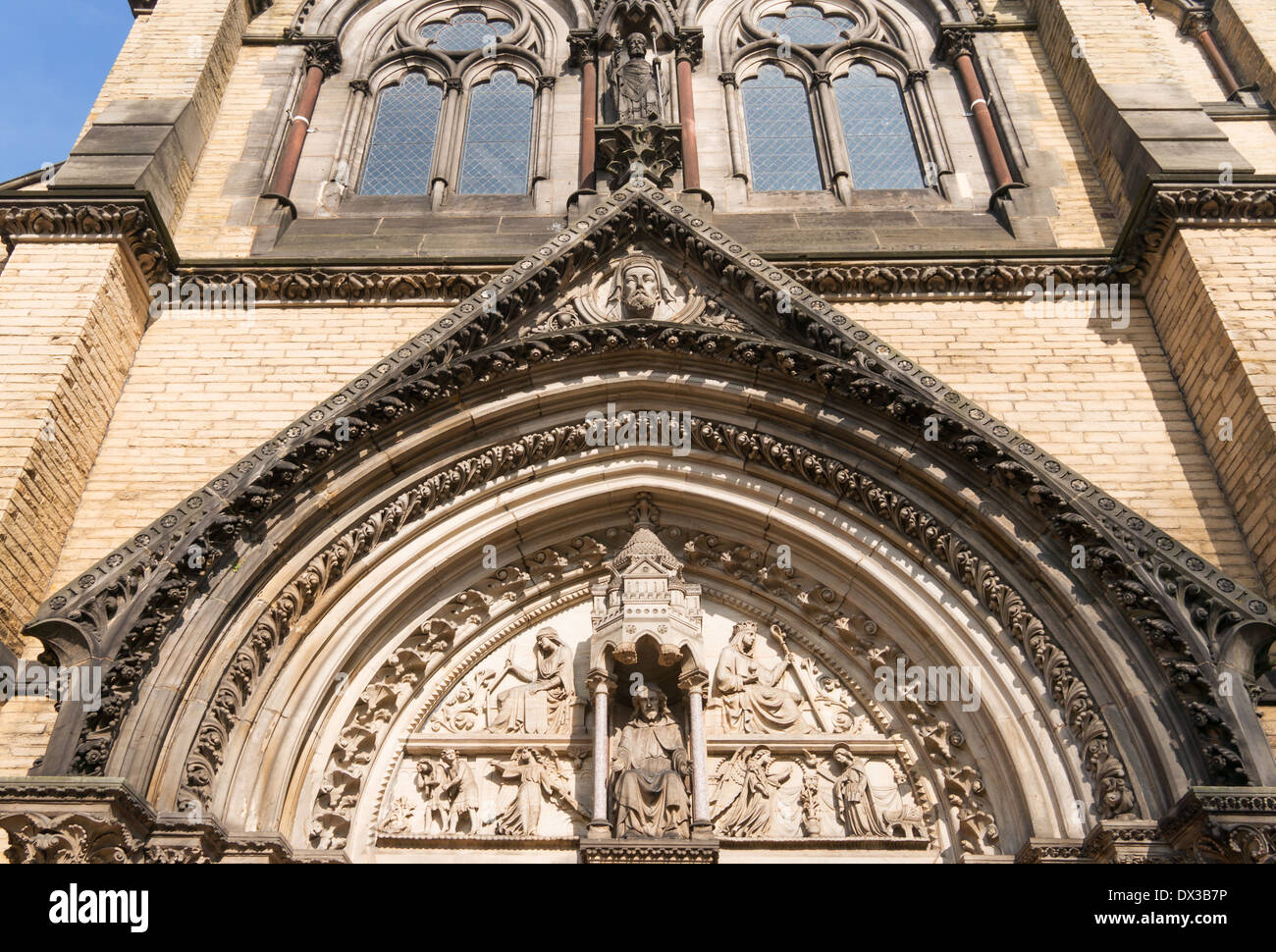 Ornati in scultura in pietra sopra la porta d'ingresso St Wilfrid della cattolica Chiesa di York, England, Regno Unito Foto Stock