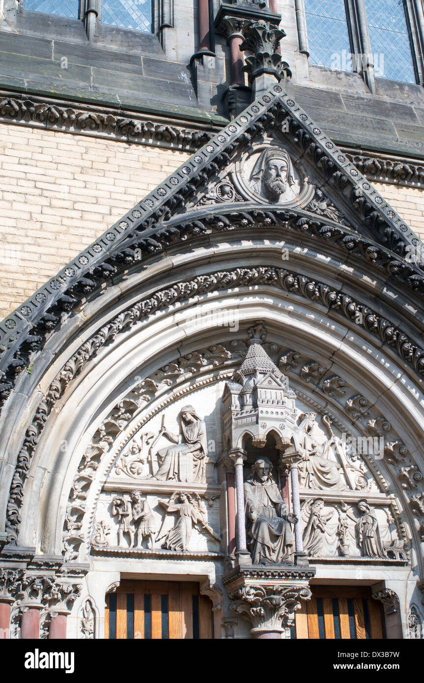 Ornati in scultura in pietra sopra la porta d'ingresso St Wilfrid della cattolica Chiesa di York, England, Regno Unito Foto Stock