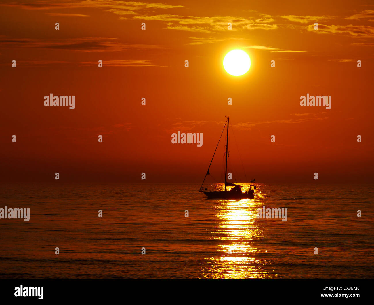 Barca a vela al tramonto, mar baltico, Svezia Foto Stock