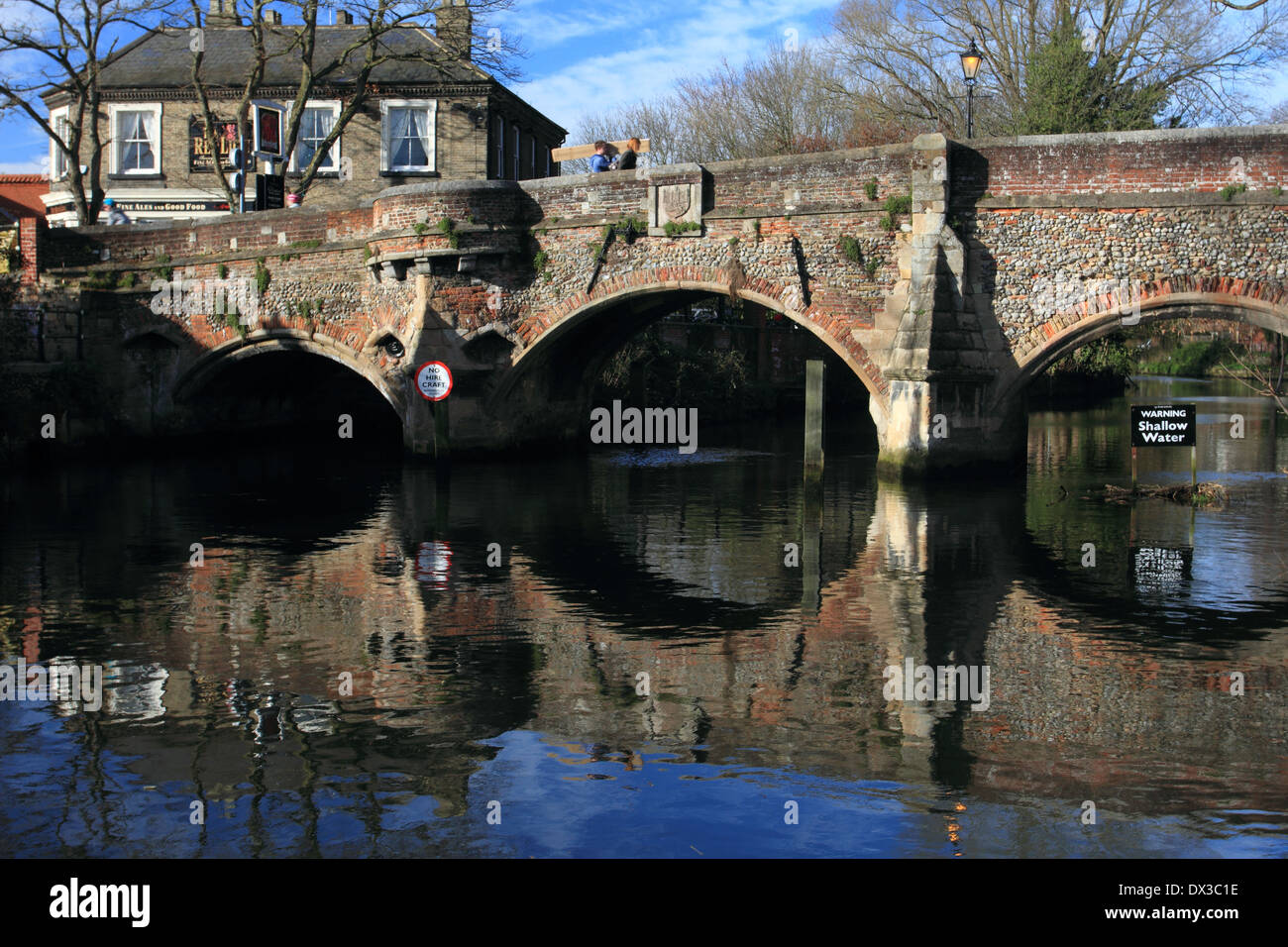 Bishopgate ponte sul fiume Wensum, il Pub Red Lion a sfondo, Norwich, Norfolk, Regno Unito Foto Stock