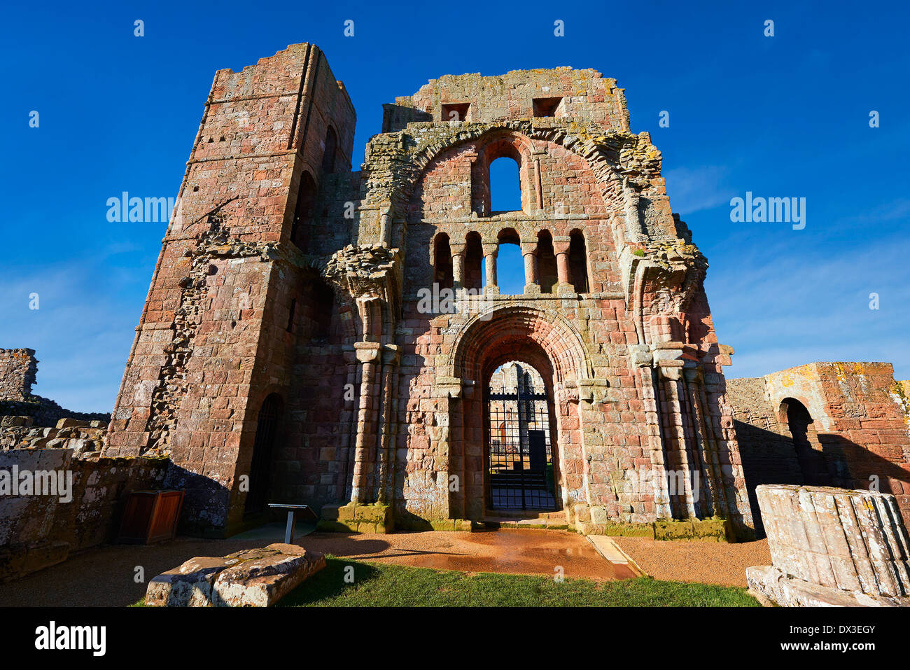 L'anglo-Saxon Abbazia romanica di rovine di Isola Santa, Lindisfarne in Northumbria, Inghilterra Foto Stock