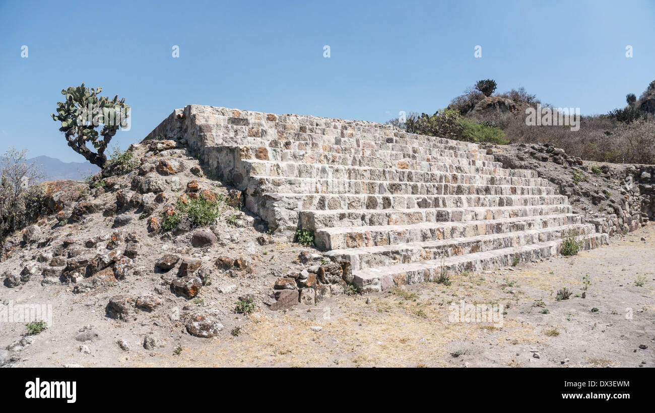 Edificio piramidale U al di sopra di palazzo di 6 patii al punto più alto della collina rovine dell antica città di Yagul dello Stato di Oaxaca Foto Stock