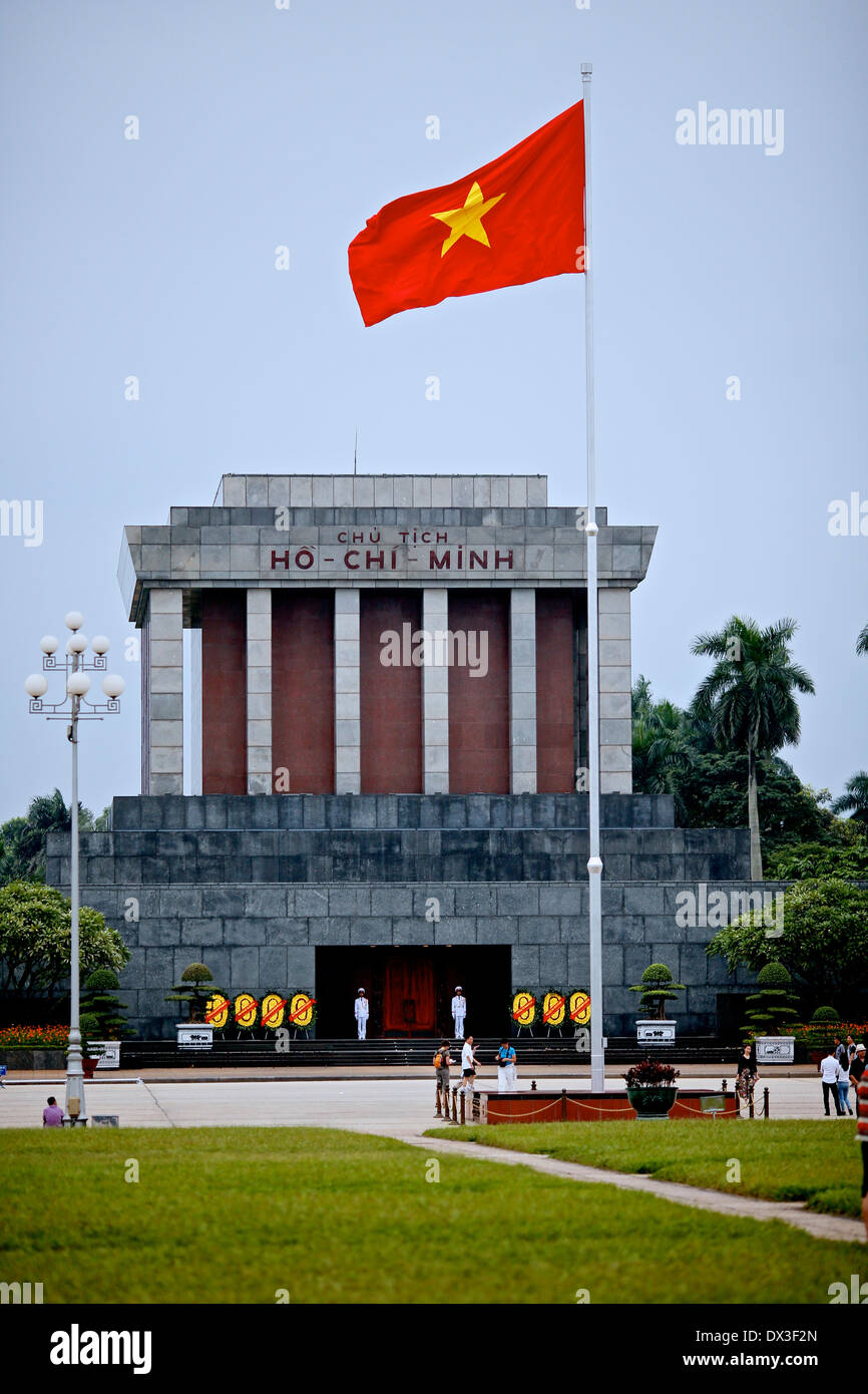 Il mausoleo di Ho Chi Minh, Vietnam con battenti bandiera, Hanoi, Vietnam, sud-est asiatico Foto Stock