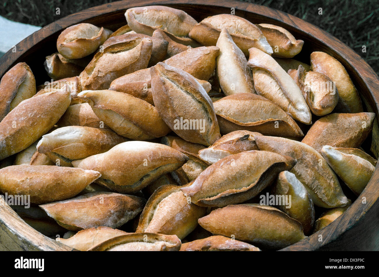 Una ciotola di legno viene riempito con gustosi bolillos, il popolare e messicano tradizionale rotolo di pane mangiato quotidiano che ha una crosta croccante e morbida interni. Foto Stock