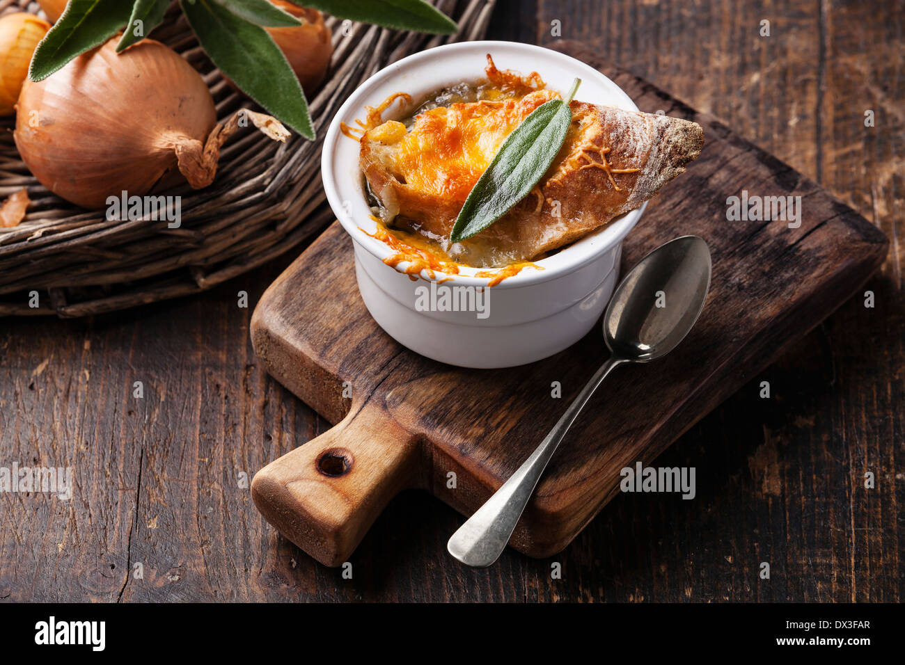 La zuppa di cipolla con pane secco, salvia e formaggio cheddar Foto Stock