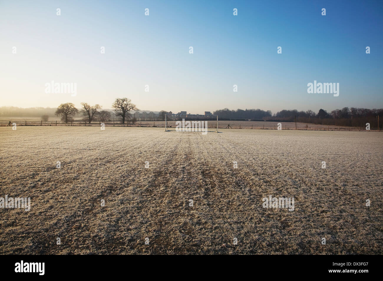 Vuoto di calcio e sul traguardo un gelido inverno mattina sunrise Foto Stock