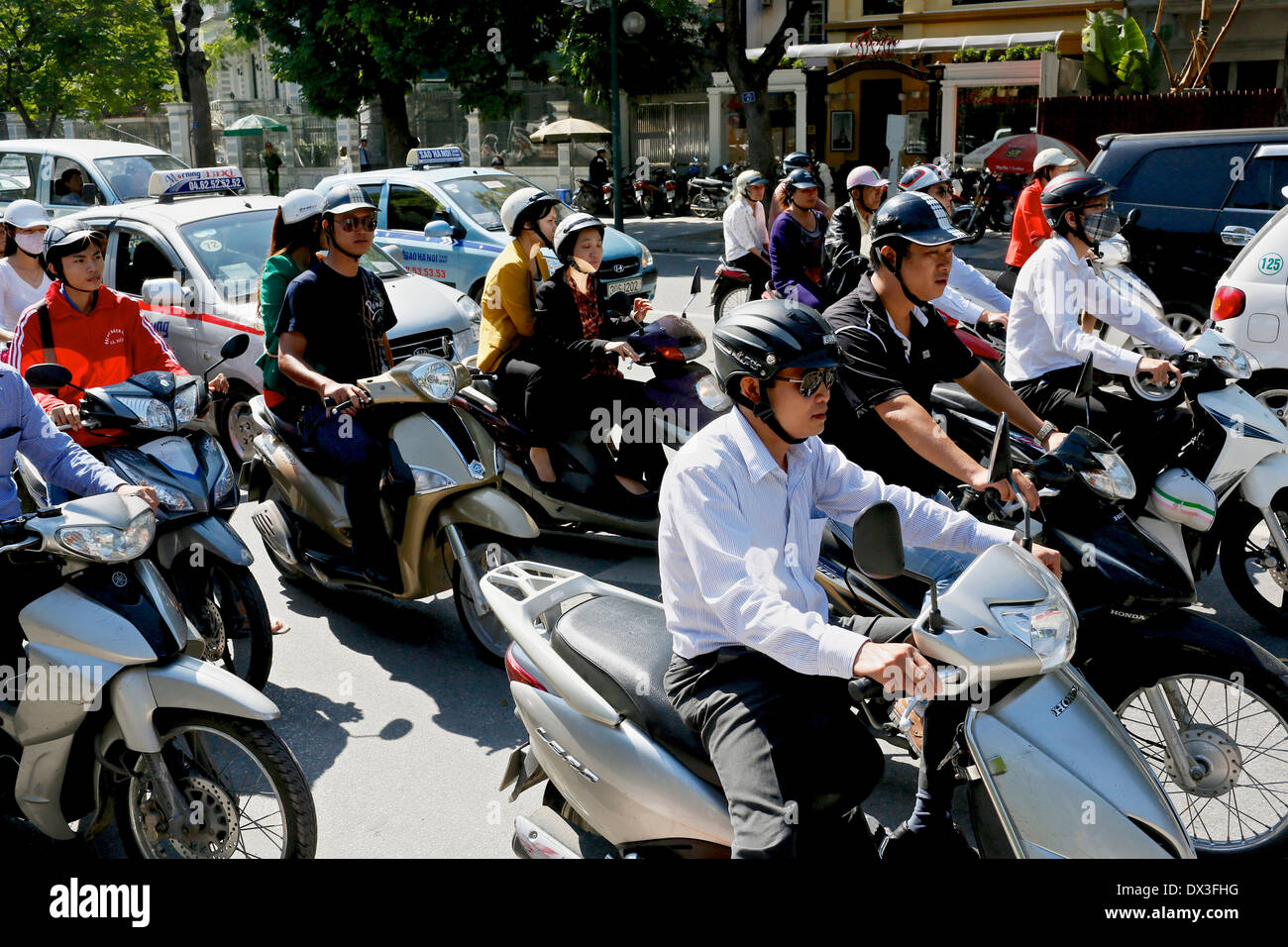 Motociclette e taxi in un ingorgo di Hanoi. Hanoi, Vietnam, sud-est asiatico Foto Stock