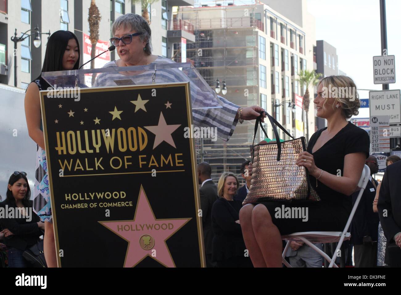 Hollywood, California, USA. Xvii Mar, 2014. Ho15670CHW.Kate Winslet onorato con la stella sulla Hollywood Walk of Fame.anteriore W Hotel, Hollywood, CA.03/17/2014.Kathy Bates e Kate Winslet .©Clinton H. Wallace/Photomundo/ Foto inc Credito: Clinton Wallace/Globe foto/ZUMAPRESS.com/Alamy Live News Foto Stock