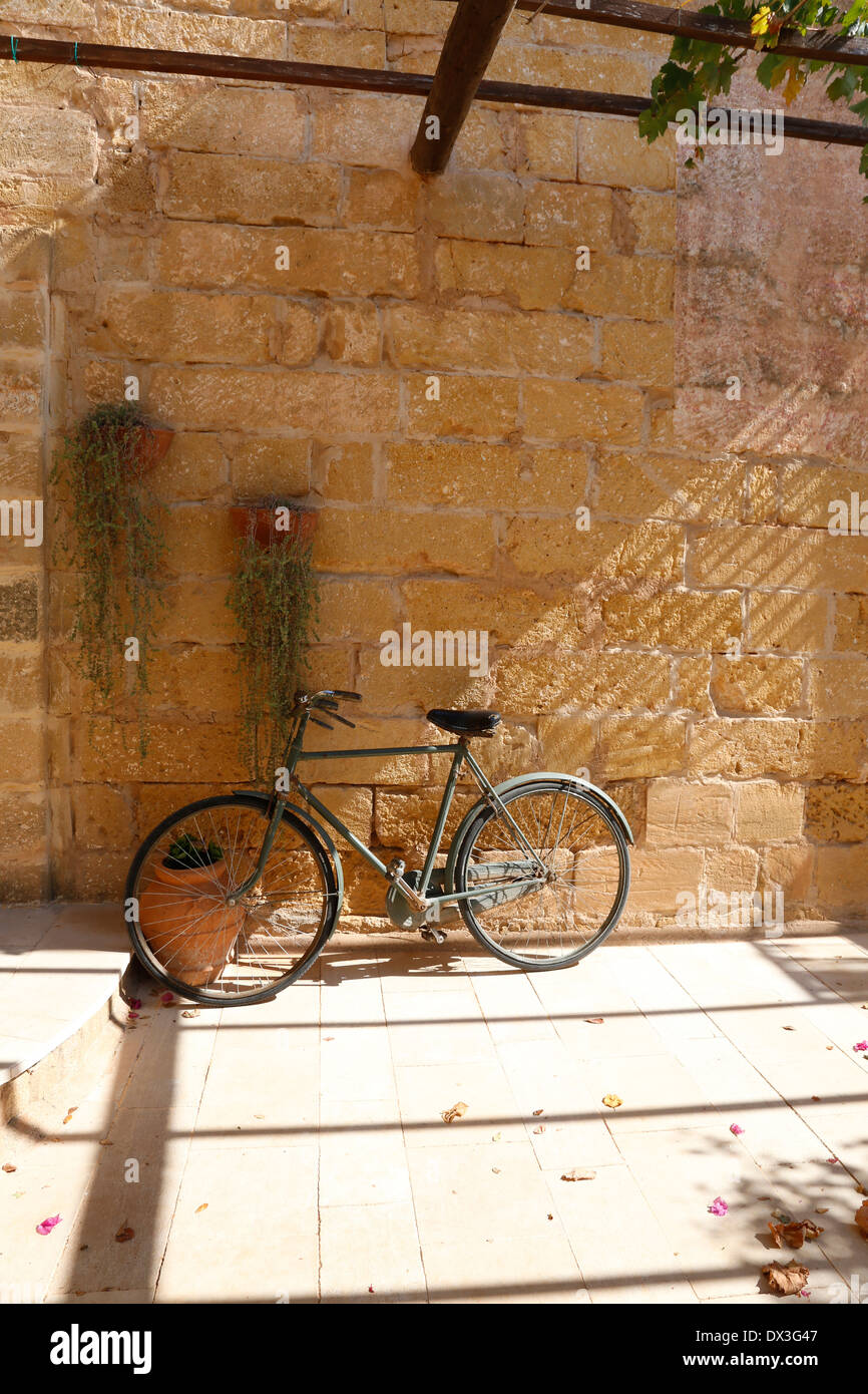 Vecchia bicicletta alla Masseria Provenzani, una fattoria convertita in Puglia, Italia, ora Country House sistemazione in hotel. Foto Stock