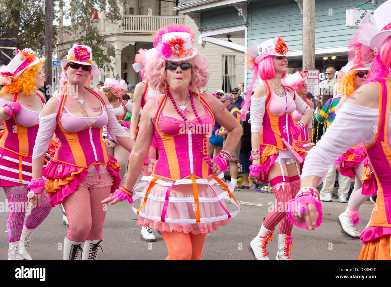 Il Pussyfooters marching strutting di gruppo in una New Orleans parade. Foto Stock
