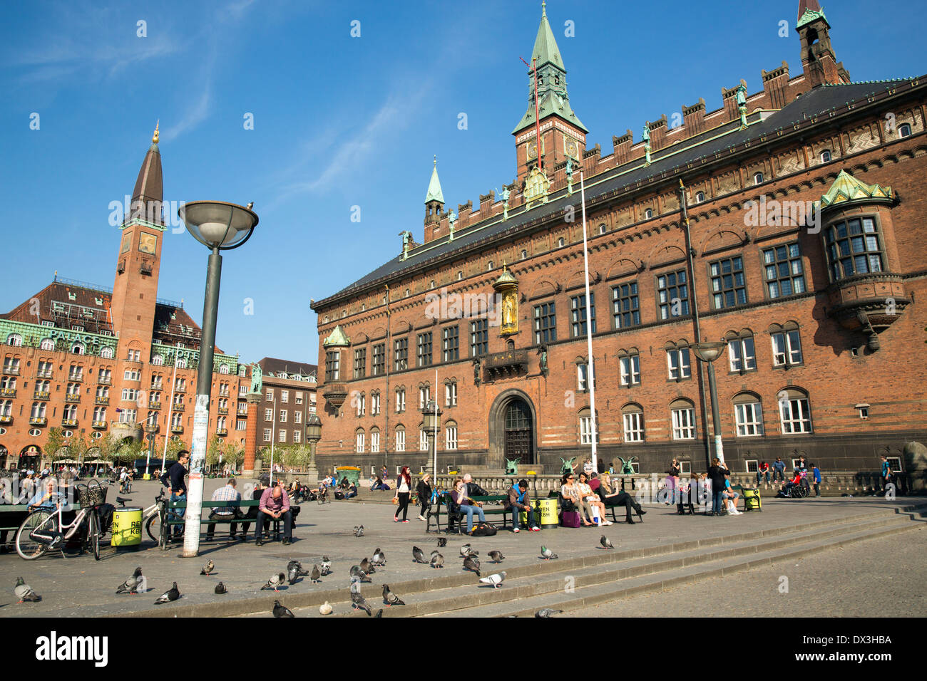 Radhuspladsen è una grande piazza nel centro di Copenhagen Foto Stock