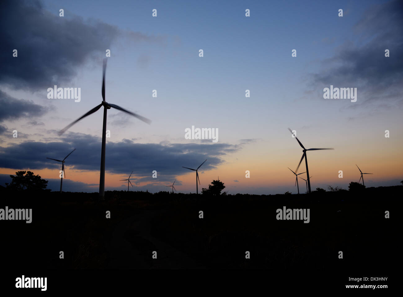 Eletric di un generatore di potenza a turbina eolica su un cielo nuvoloso Foto Stock