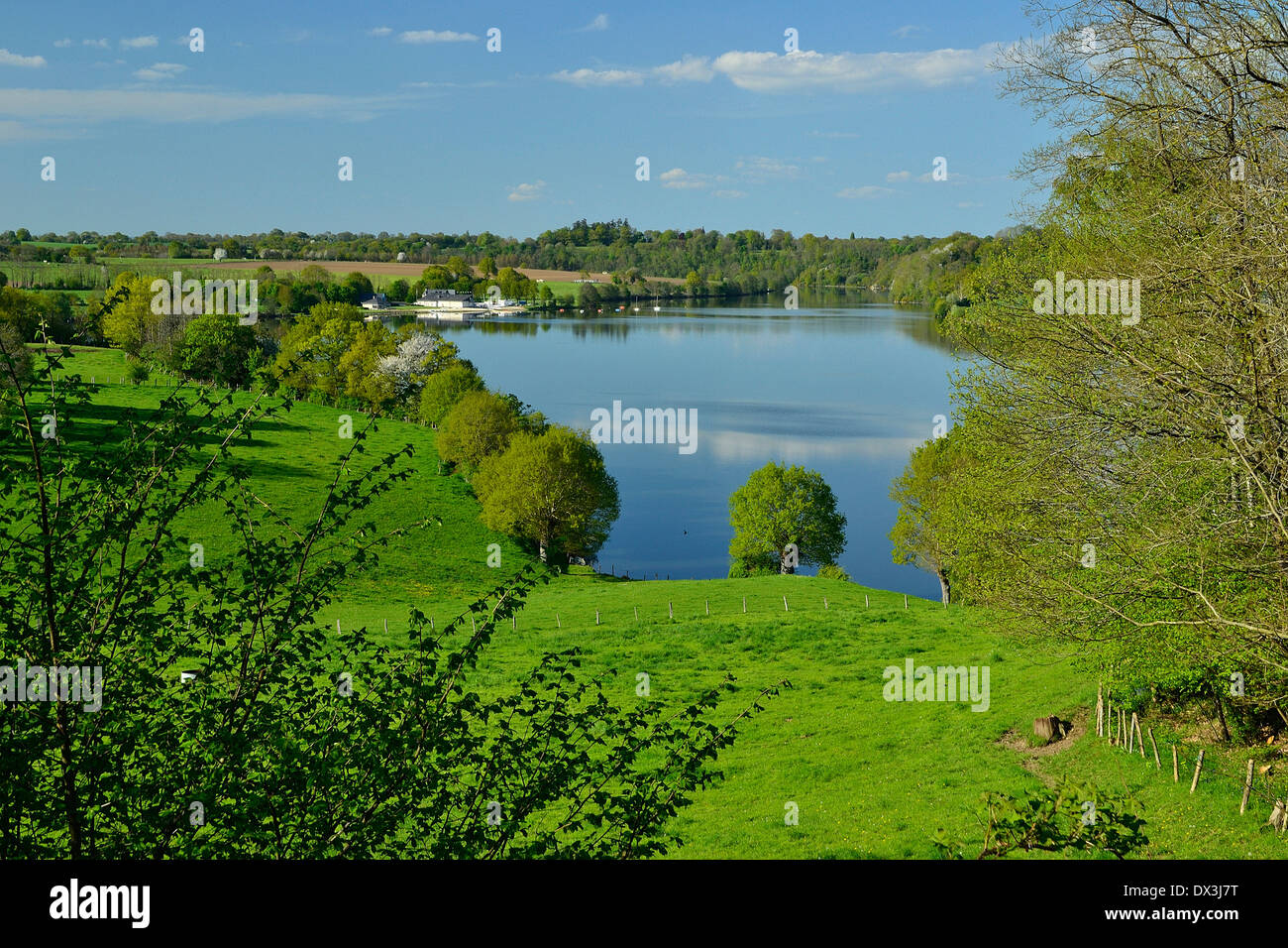 La Haie Traversaine lago ("Lago di Haute Mayenne'), a nord del dipartimento Mayenne (Pays de la Loire, Francia). Foto Stock