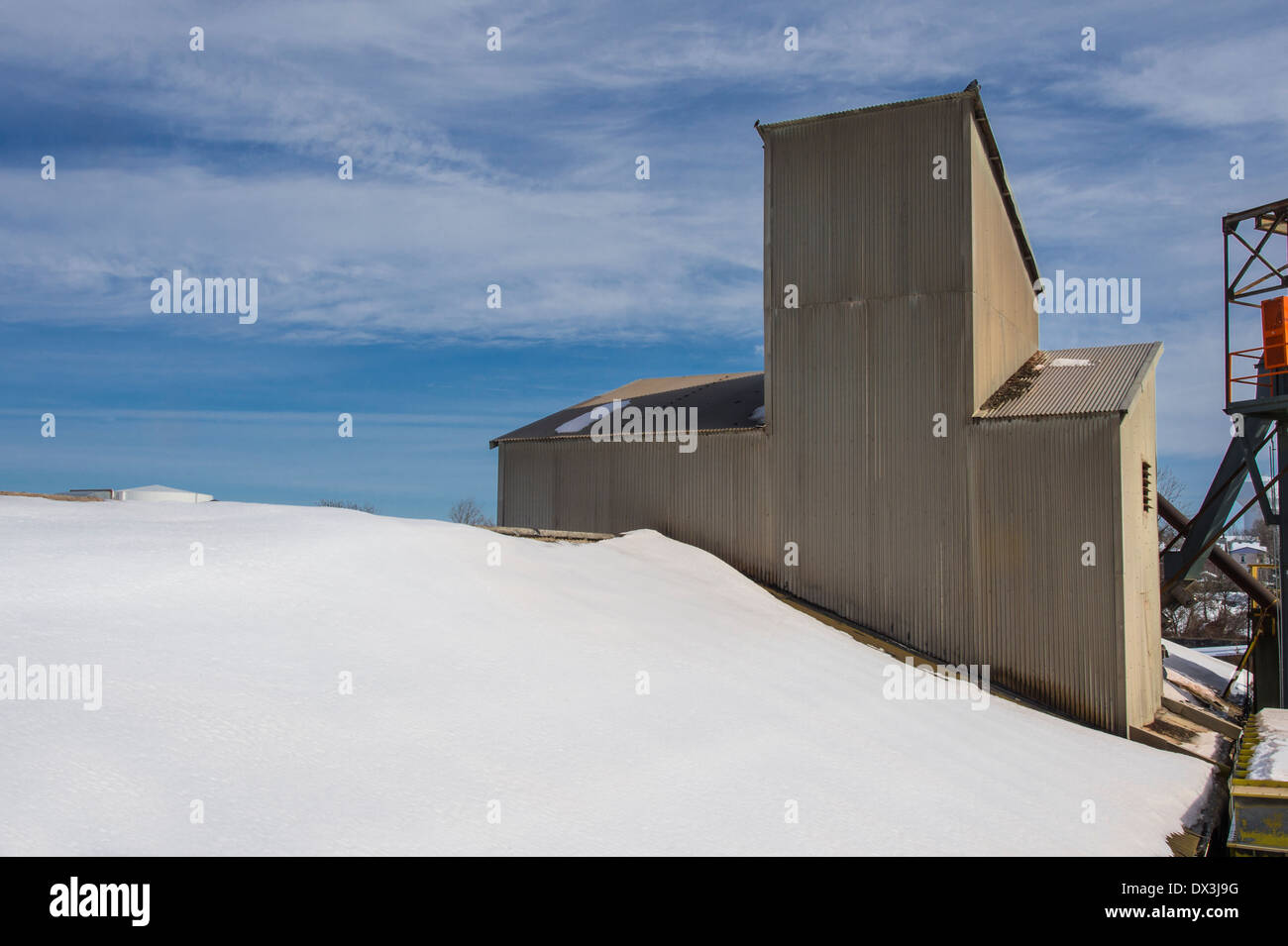 Tetto coperto di neve edificio industriale in metallo esterno, Pennsylvania, USA Foto Stock