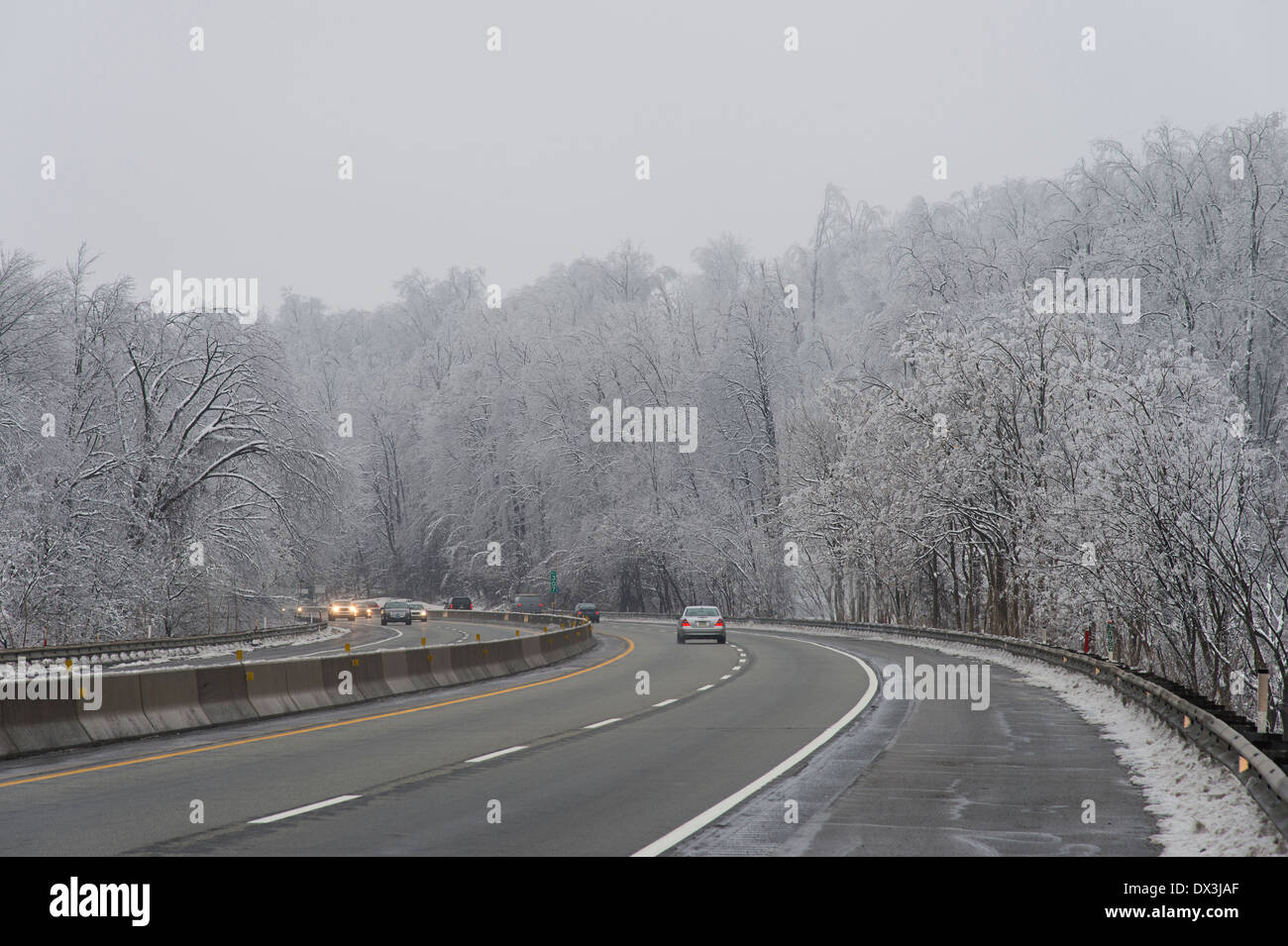 La guida su autostrada inverno meteo neve Foto Stock