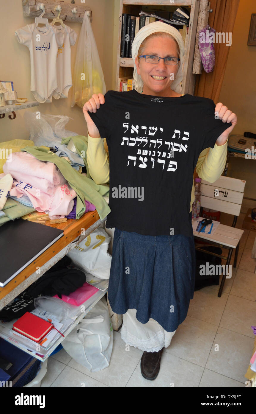 Gerusalemme, Isael. 16 feb 2014. Rachal Ginsberg mostra la sua protesta shirt in Gerusalemme, Isael, 16 febbraio 2014. Essa è serrata e ha l'ironico scrittura ebraica 'Daughters di Israele non dress sexily' stampati su di esso. Ginsberg proteste contro ebrea ortodossa regolamenti del vestito. Foto: Elisa Makowski dpa/Alamy Live News Foto Stock