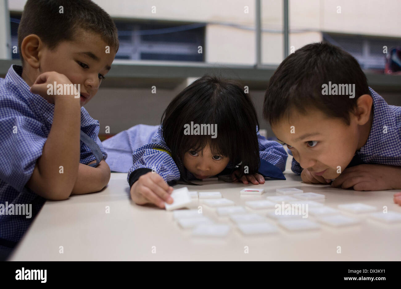 Buenos Aires, Argentina. Xvii Mar, 2014. Giocare i bambini in una scuola materna di classe della scuola n. 28, in Buenos Aires, capitale dell'Argentina, il 17 marzo 2014. La Scuola n. 28, è la prima in Argentina che insegna a entrambe le lingue, inglese e cinese e ha circa 50 studenti argentino e discendenti cinesi iscritti. Si tratta di un progetto iniziato da Buenos Aires" il governo con il sostegno della ambasciata cinese in Argentina. © Martin Zabala/Xinhua/Alamy Live News Foto Stock