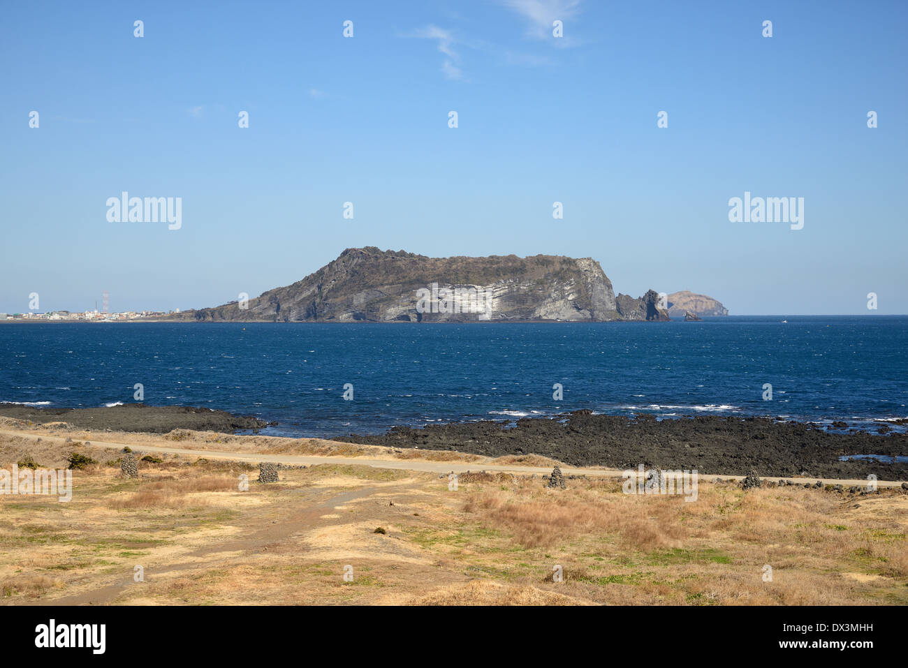 Un cono vulcanico chiamato Seongsan Ilchulbong, vista dal capo Seobji in Jeju. Foto Stock