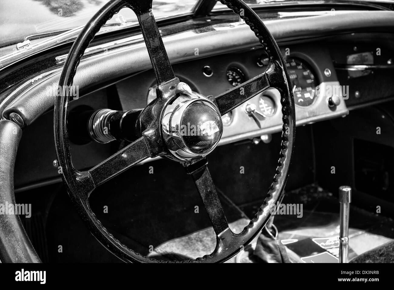 Cabina auto sportiva Jaguar XK120 roadster (bianco e nero) Foto Stock