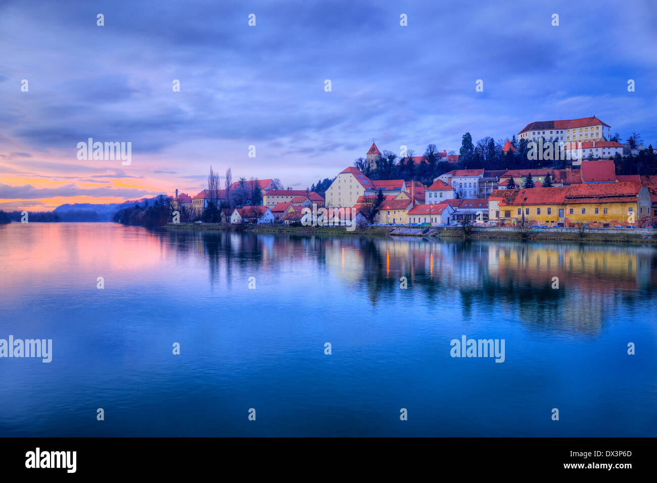 Città vecchia Ptuj vicino al fiume Drava in Slovenia, Europa centrale, mediterranea Foto Stock