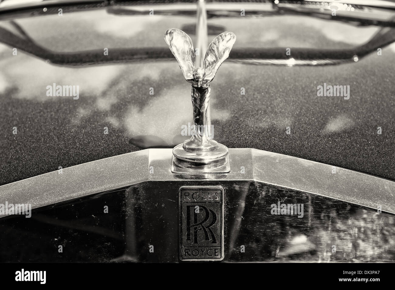 Il famoso emblema "acquavite di ecstasy" su una Rolls-Royce Corniche, seppia Foto Stock