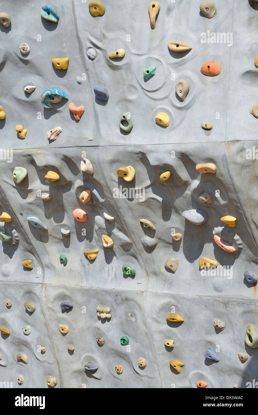 Dettaglio della roccia artificiale Parete per arrampicata sportiva Foto Stock