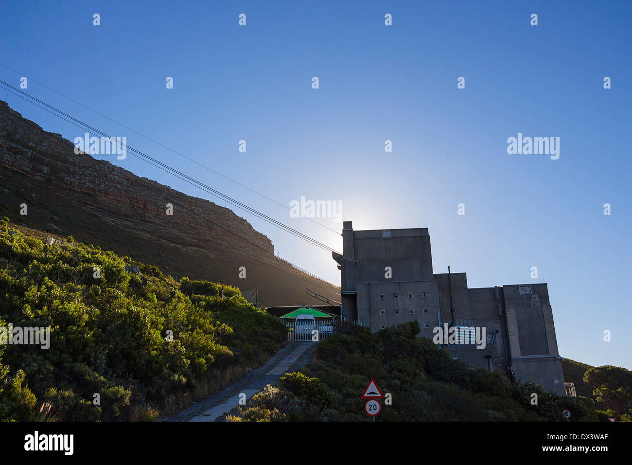 La cabinovia di Table Mountain station al piede della montagna con il sole in background Foto Stock