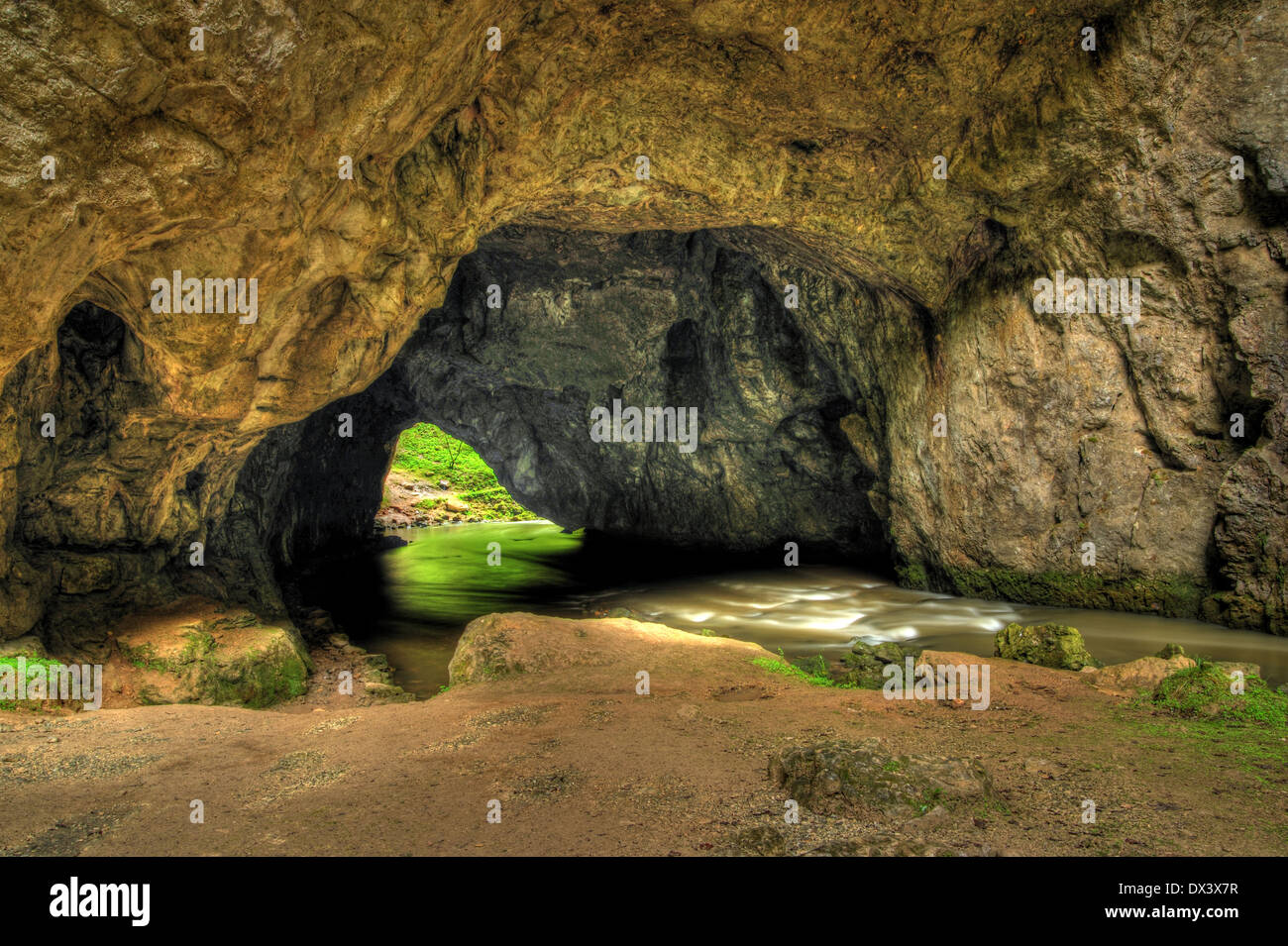 Un fiume che scorre attraverso una grotta sul complesso carsico sloveno Foto Stock