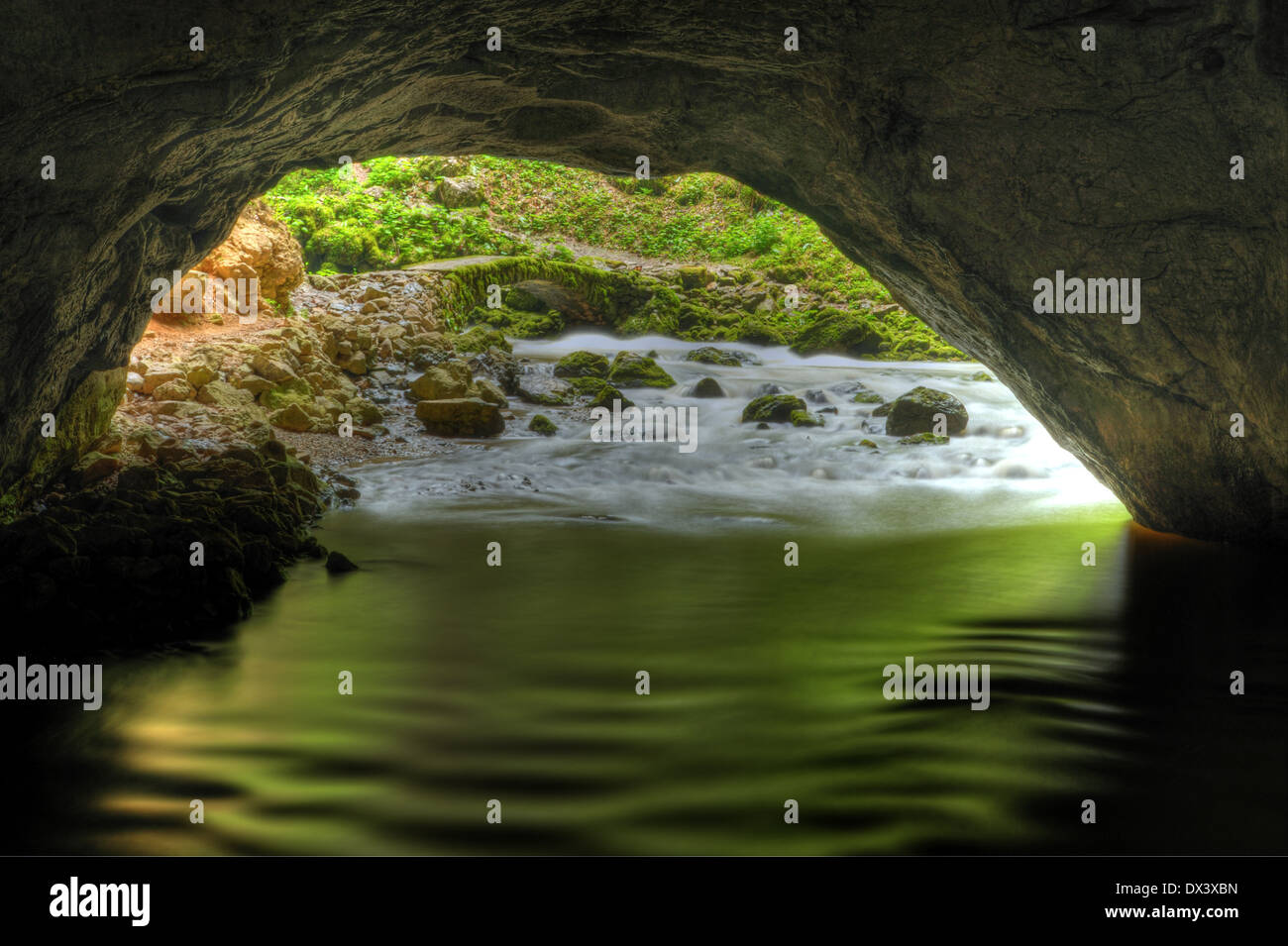 Un fiume che scorre attraverso una grotta sul complesso carsico sloveno Foto Stock