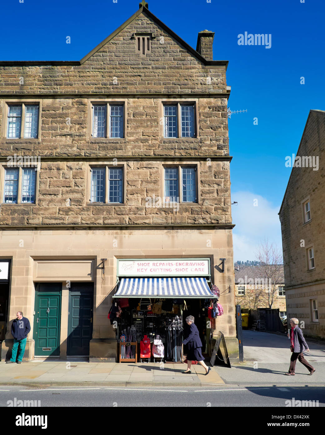 Bakewell Derbyshire England Regno Unito. Cobblers shoe repair incisione di taglio della chiave per la cura delle calzature Foto Stock