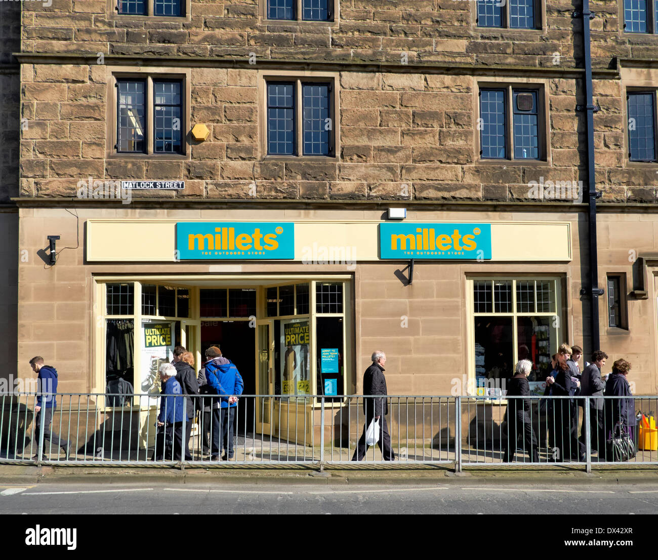 Un ramo di millets sulla Matlock street Bakewell Derbyshire England Regno Unito Foto Stock