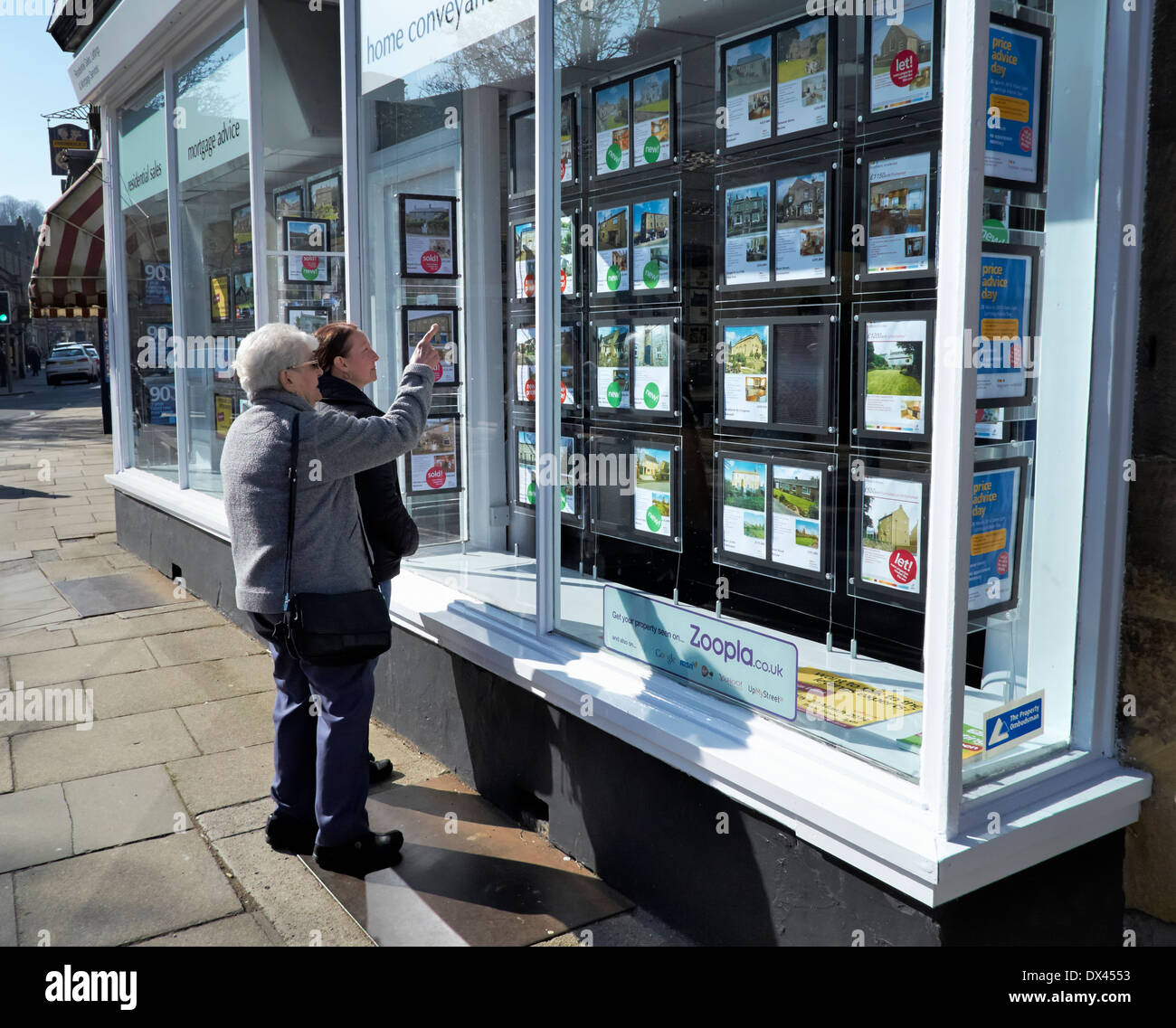 Titolare di una pensione o di una rendita puntando verso un agenti immobiliari finestra Bakwell Derbyshire England Regno Unito Foto Stock