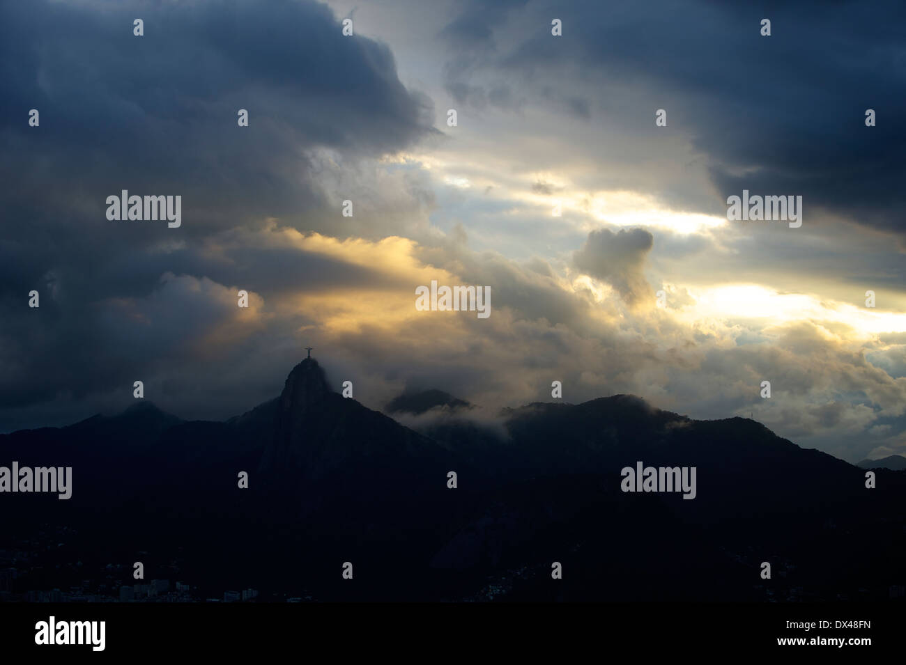 Cristo Redentore statua che appare attraverso le nuvole sulla cima del monte Corcovado, Rio de Janeiro, Brasile Foto Stock