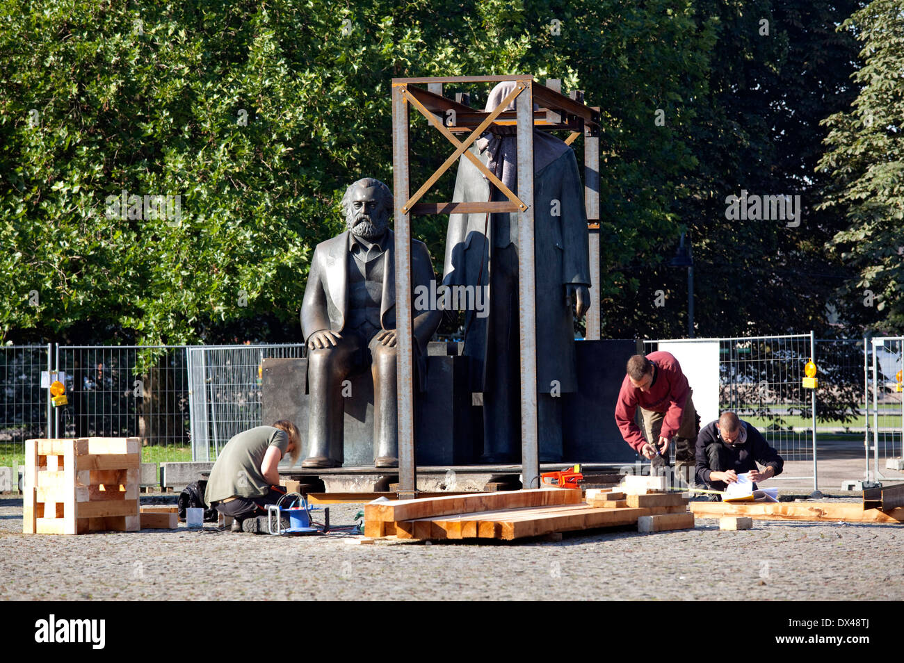 Attuazione dell'Marx-Engels monumento Foto Stock