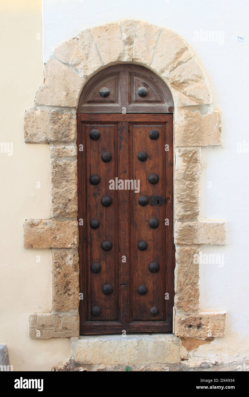 In legno in stile medievale porta anteriore Foto Stock