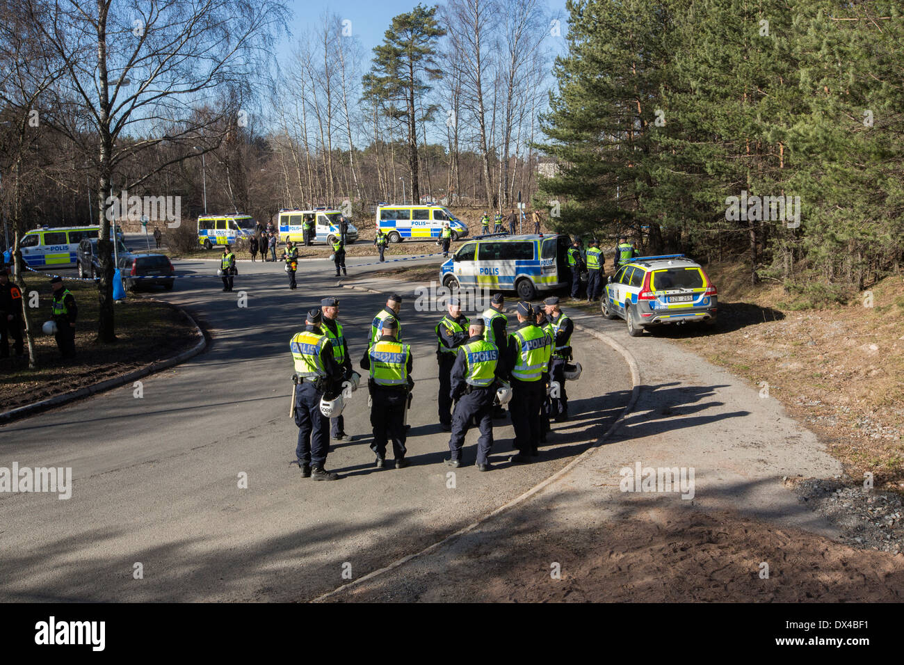 Riot Police verra sfrattare zingari provenienti da una Tendopoli di Onna Foto Stock