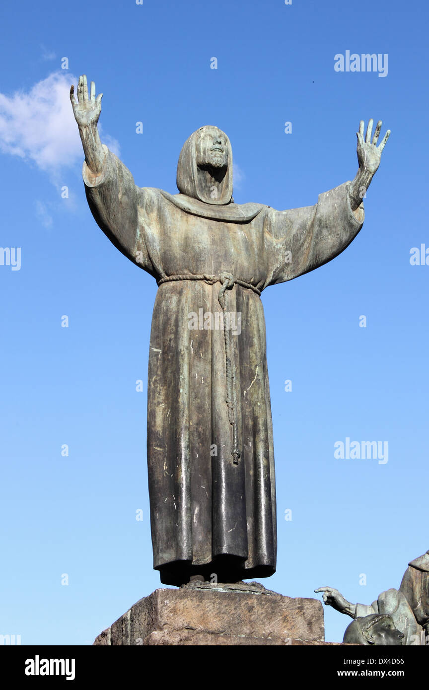 Statua di San Francesco in San Giovanni in Laterano piazza di Roma, Italia Foto Stock