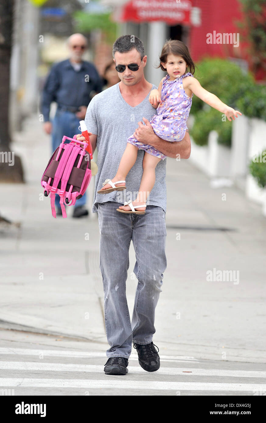 Freddie Prinze Jr camminare sulla sua figlia Charlotte Grace Prinze alla scuola di Santa Monica, California - 18.10.12 con: Freddie Prinze Jr dove: Stati Uniti quando: 18 Ott 2012 Foto Stock