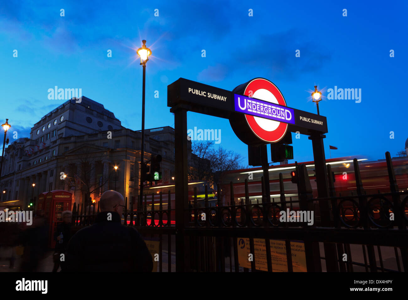 Londra iconici della metropolitana segno illuminata di sera vicino a Trafalgar Square. Foto Stock