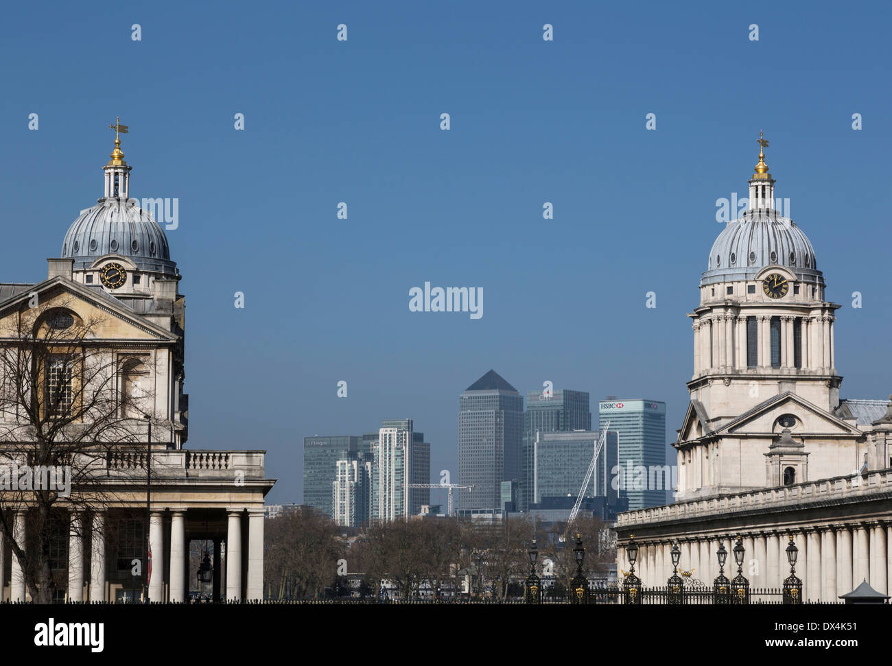 Le torri del Royal Naval College, con lo skyline di Canary Wharf in background. Foto Stock