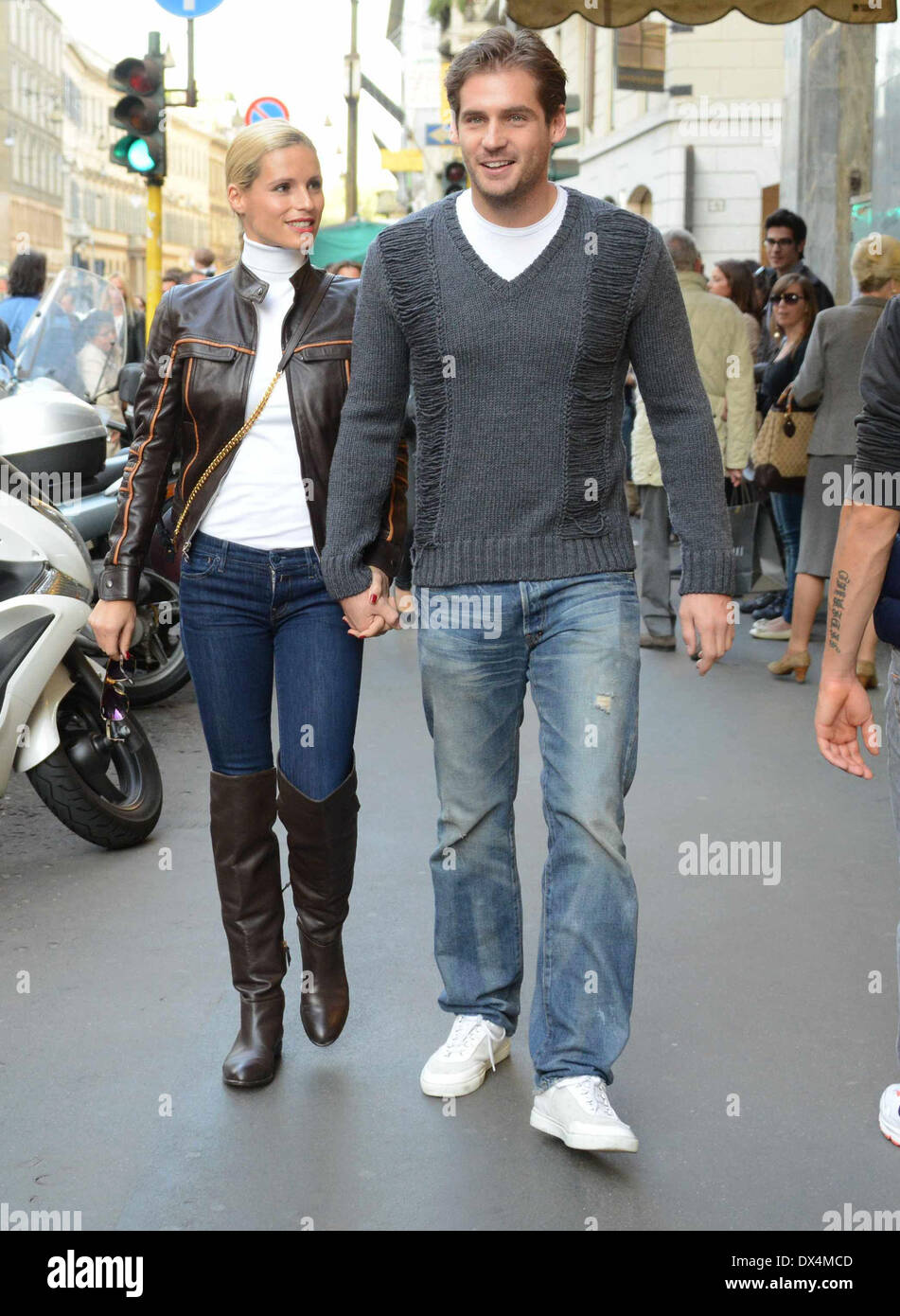 Michelle Hunziker e Tomaso Trussardi negozio di via Monte Napoleone con: Michelle Hunziker e Tomaso Trussardi dove: Mil Foto Stock