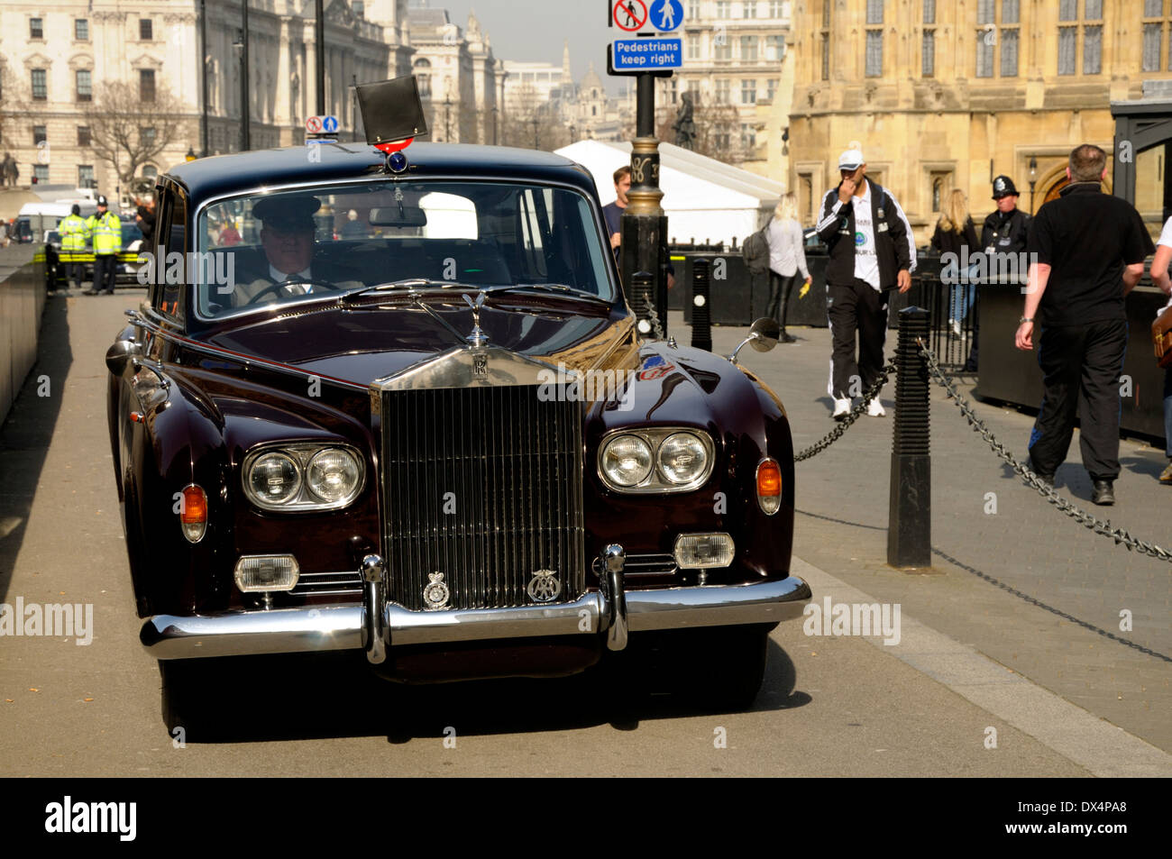 Londra, Inghilterra, Regno Unito. Royal Rolls Royce Phantom vi attende al di fuori della sede del Parlamento; numero di targa e insegne regali nascosti Foto Stock
